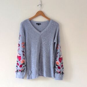 American Eagle Boho Baggy Floral Embroidered Light Blue V-Neck Sweater Small